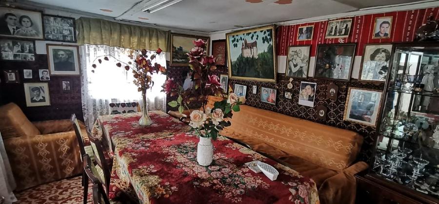 Vand casa la curte cu 2 cladiri anexe si teren