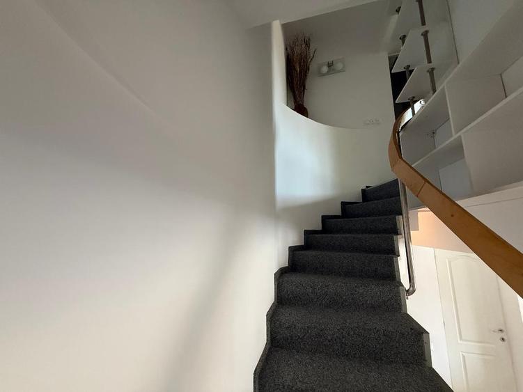 De inchiriat Apartament 3 camere cu scara interioara, zona Centru.