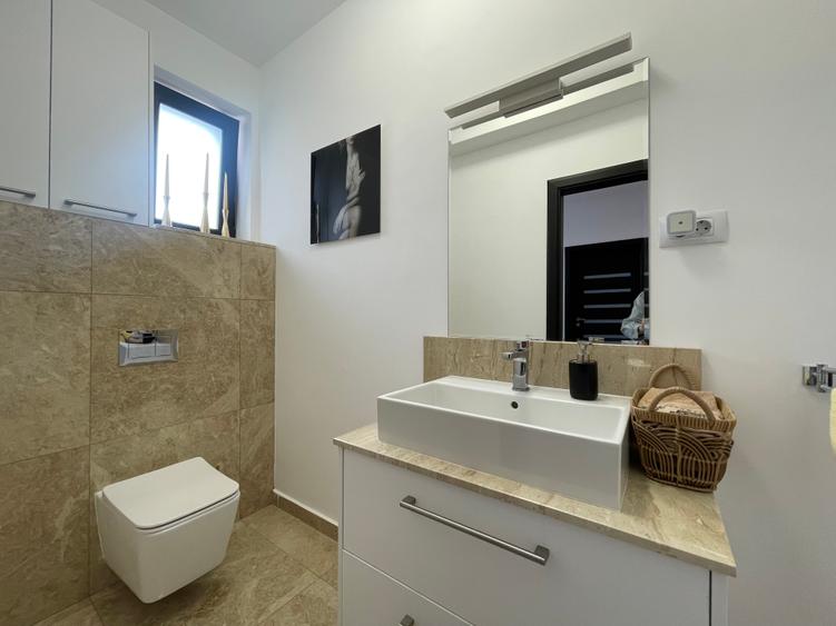 Vanzare VILA la cheie 338 mp teren 800 mp - pe malul lacului Laguna Verde