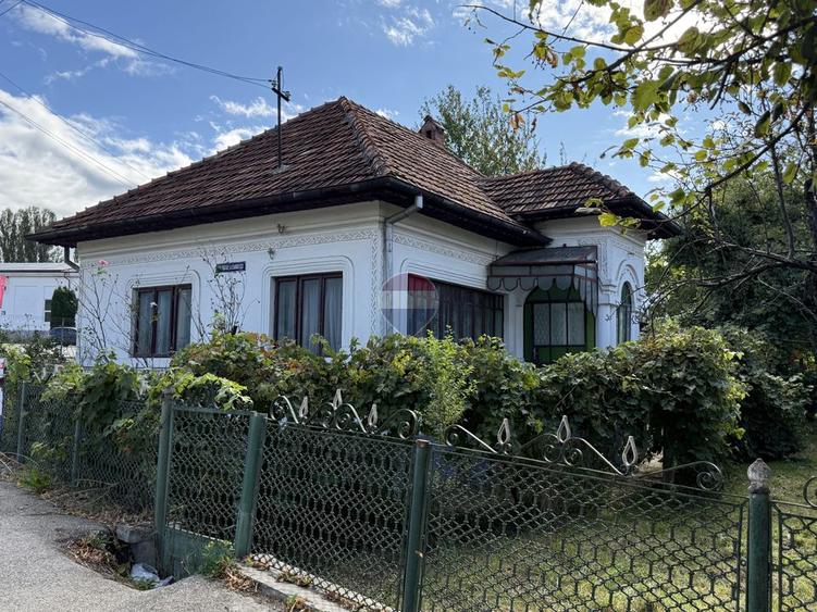 Casă de vânzare cu 6 camere in Câmpulung  - zona Sud