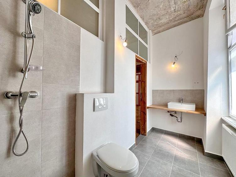Apartament Spatios in casa, langa Biserica Neagra