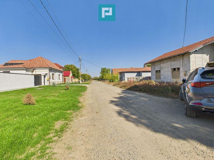 Casă la roșu cu 4 camere de vânzare