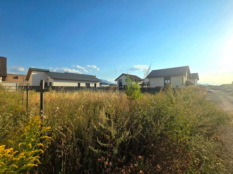 Teren intravilan 500 mp în Cartier Izvor, Tărlungeni – P+2, acces pe două laturi
