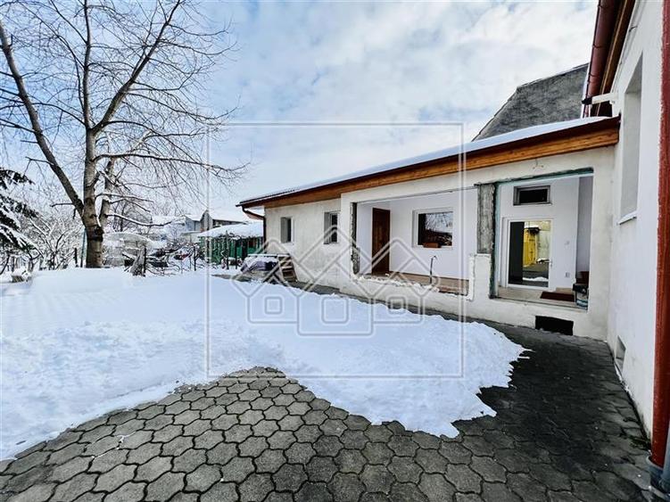 Casa in Lazaret, 900 mp teren, 663 mp gradina, pivnita si pod