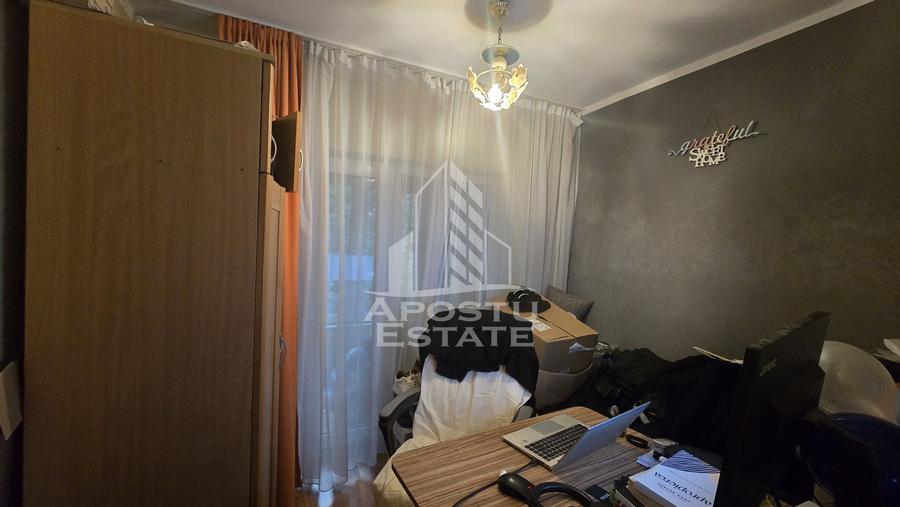 Apartament de vanzare cu 4 camere, 2 bai, etaj intermediar, Aradului