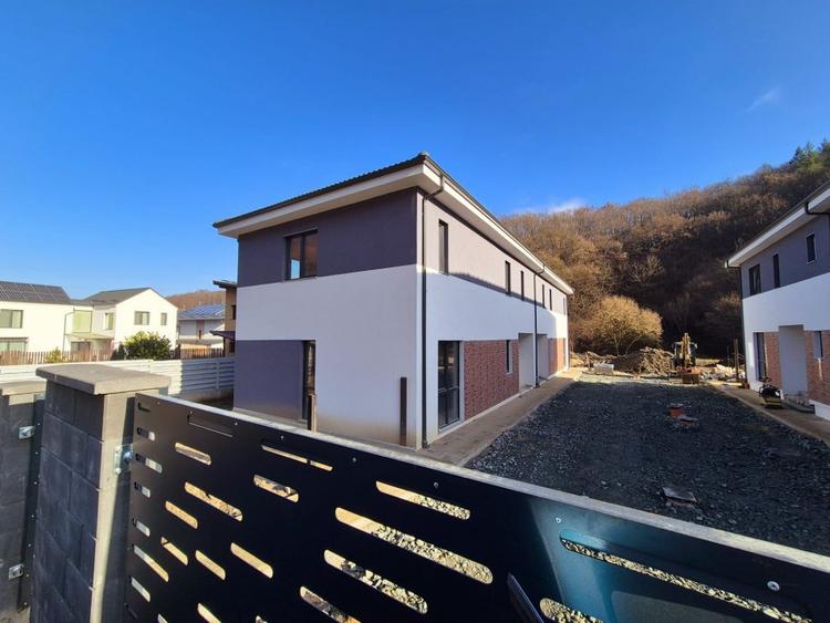 Ansamblu de case de vanzare Floresti zona Tauti finalizat