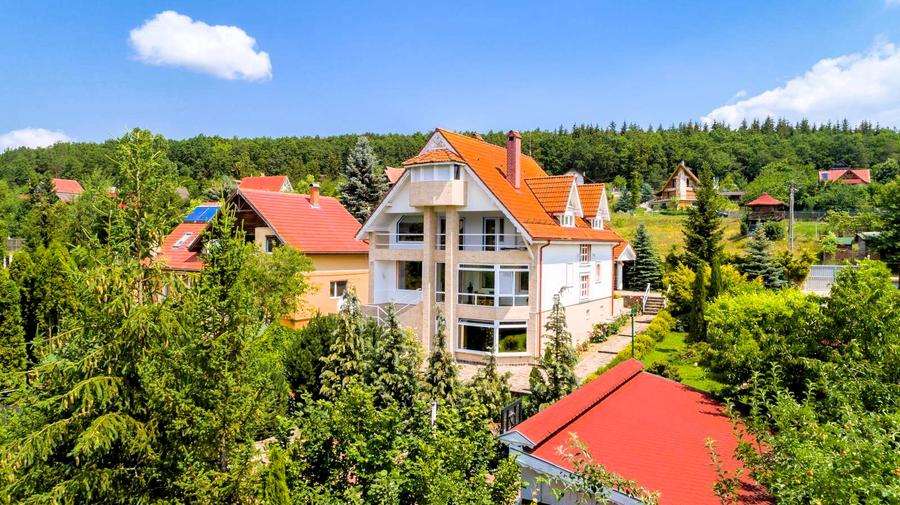 Proprietate unică pe malul lacului Moacșa – liniște, rafinament, eleganta