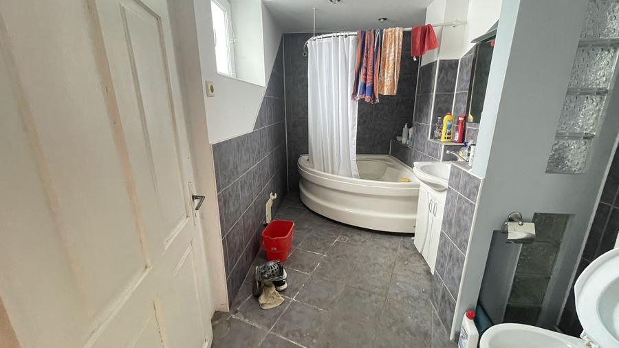 Casa cu teren de 915 mp și front de 20 ml
