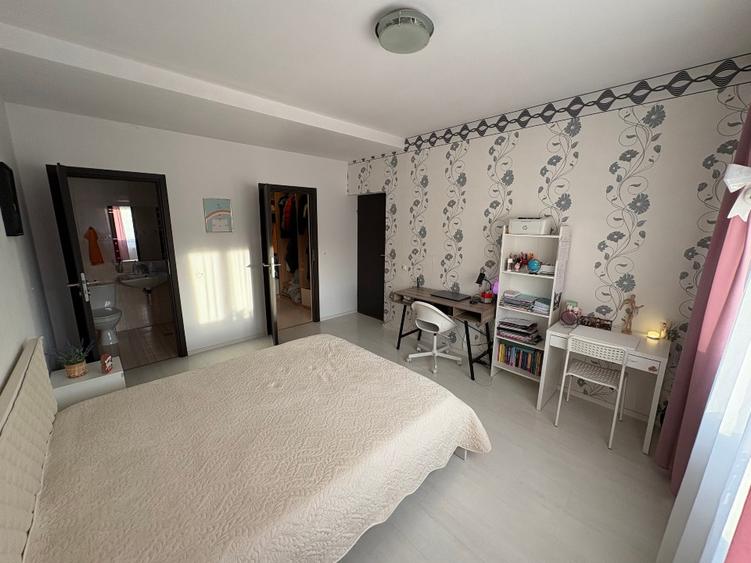 Apartament 3 camere , 103m patrati + terasa 15mp , parcare privata