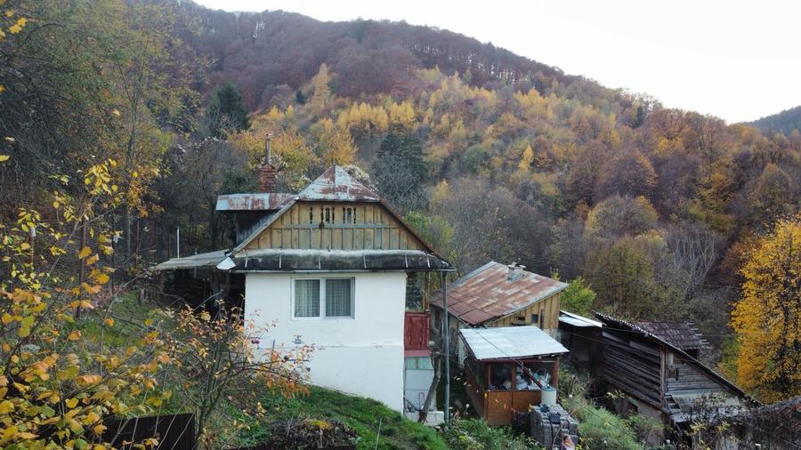 Vand casa renovabila cu teren de 345 mp in Schei