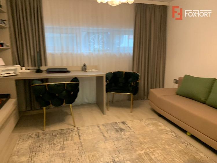 Duplex de vanzare cu 5 camere si 3 bai, zona Mehala
