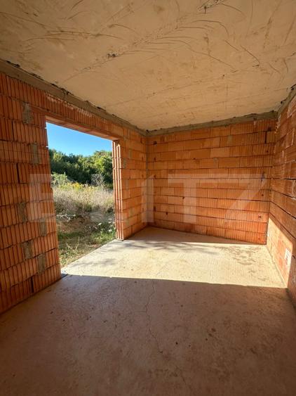 Casa la rosu, Demisol+Parter+Etaj, 223 mp, teren 10 ari