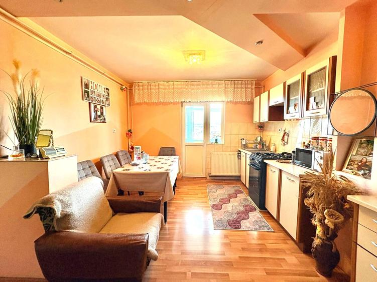 Apartament 3 camere 70mp zona Unitatea Militara 75.000eur neg
