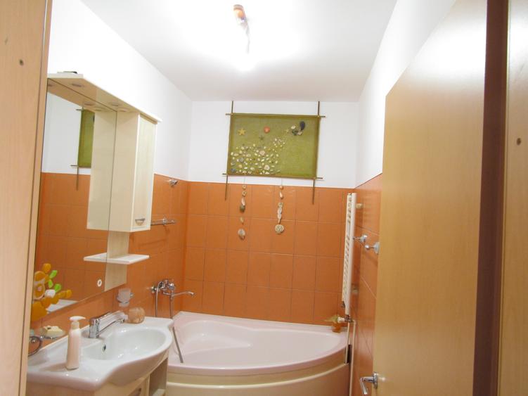 Apartament cu 2 camere + living, pe două niveluri, complet utilat și mobilat