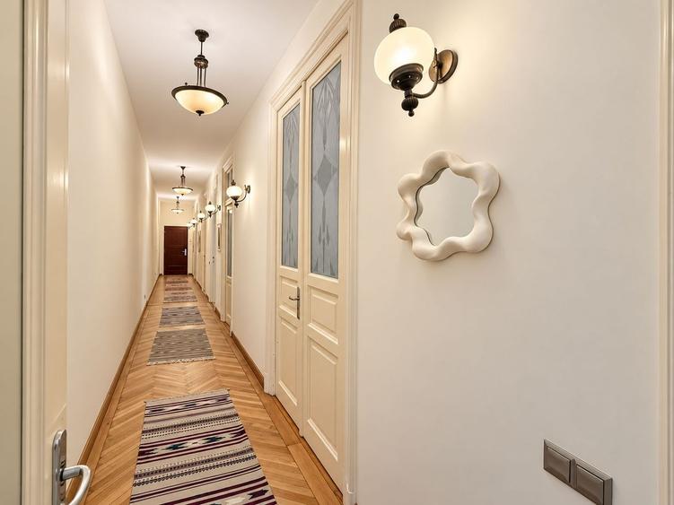 Apartament interbelic cu șemineu și balcon | Lângă Parcul Cișmigiu