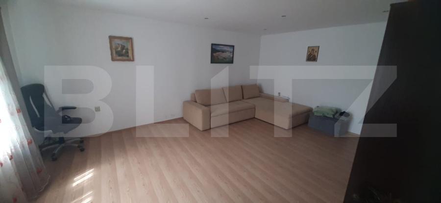 Apartament de vanzare, la casa, cu 2 camere si garaj 66 mp zona Lazaret