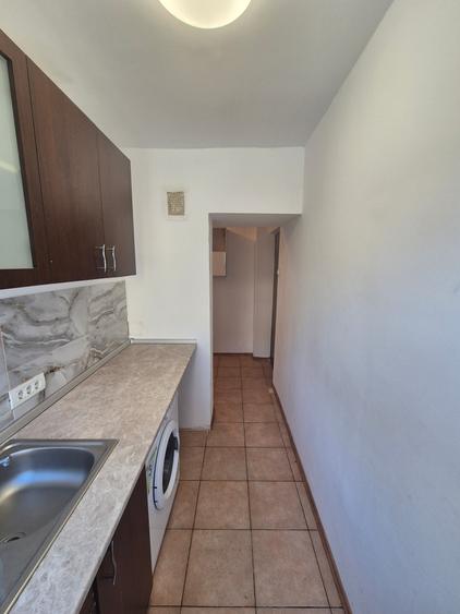 Închiriez apartament 1 camera etajul.1