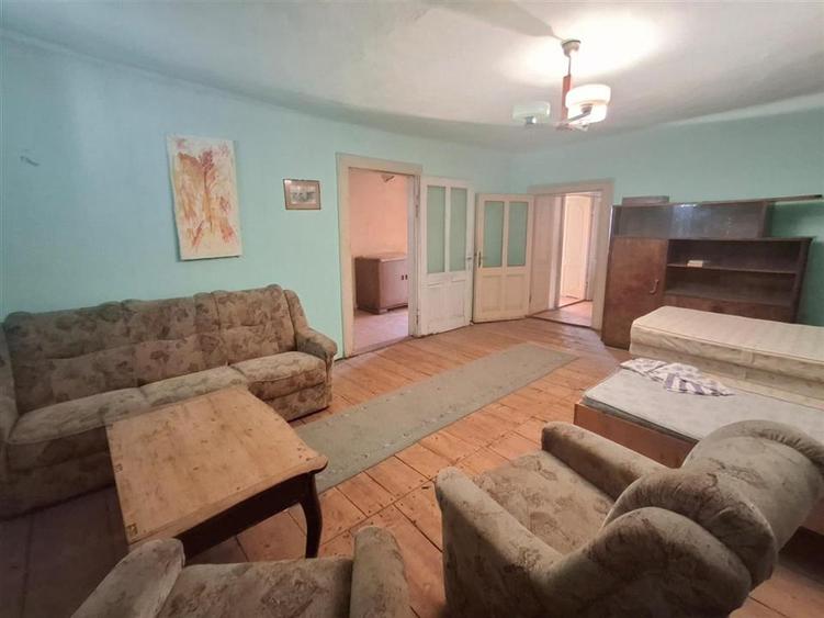 2 Apartamente la casa pivnita garaj in Cisnadie