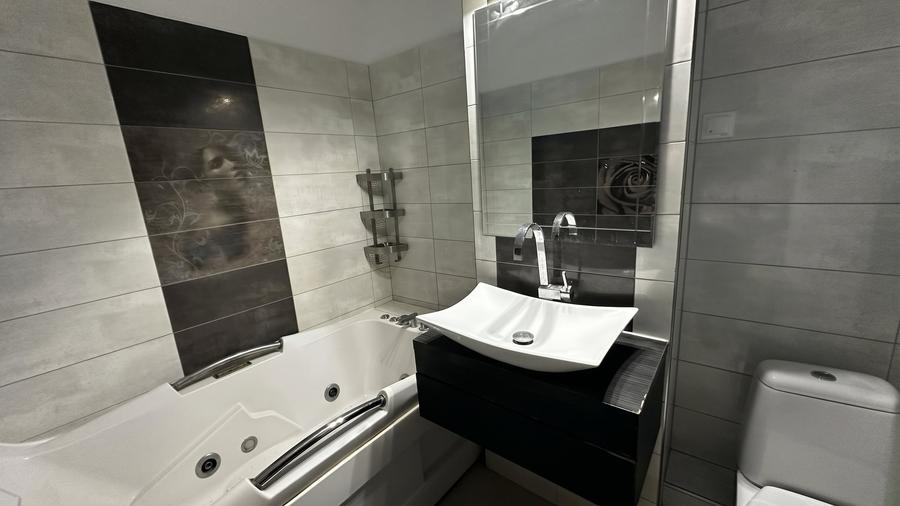 Apartament decomandat cu 3 camere, Ultracentral, centrală proprie