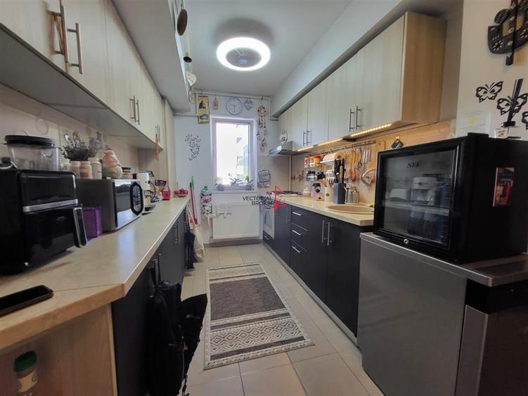 3 CAMERE DECOMANDAT + 2 PARCARI + 30MP CURTE IN PROPRIETATE