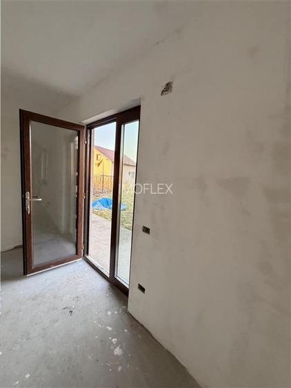 Vilă în Pătrăuți + 8400mp teren - 12