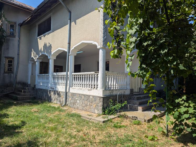 Vilă P+1+M, 6 camere, terasa, garaj, teren cu 8.246 mp30 min de București