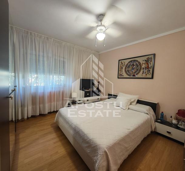 Apartament de vanzare cu 3 camere si 2 bai, decomandat, zona Lipovei