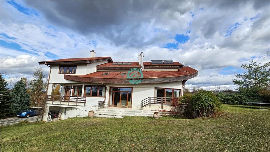 Vand casa de 380 mp, cu teren de 3500 mp in Sangeorgiu de Mures