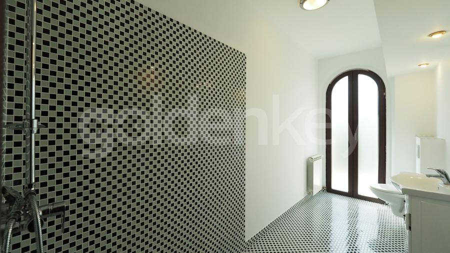 Vila individuala cu 5 camere, piscina exterioara si gradina amenajata