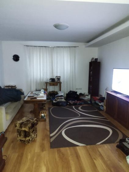 Vand casa cu 10 camere in zona 7 Noiembrie