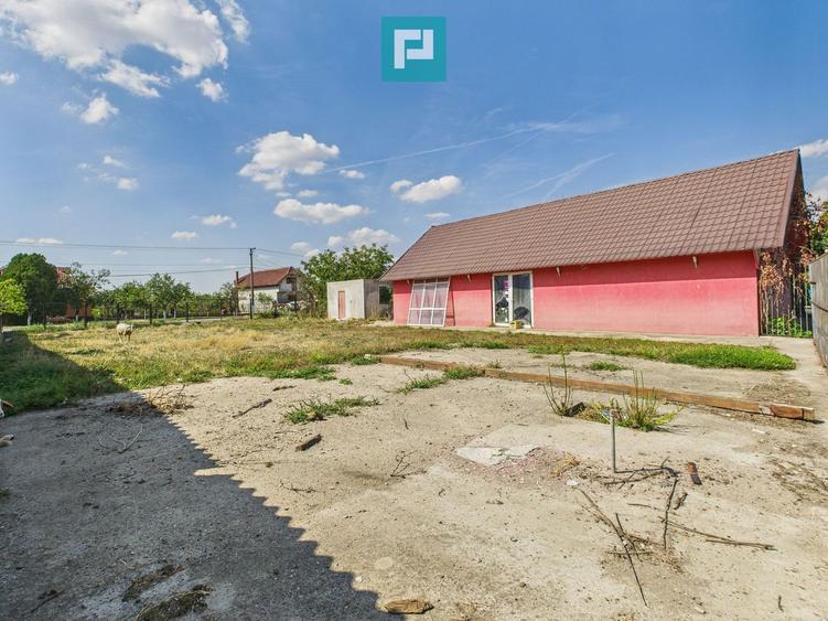 Casă/spațiu comercial pe DN79 în Zimandu Nou