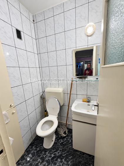 Titan, 10 minute metrou, langa Scoala 19,pe strada Stanila, bloc H, 4 etaje - 7