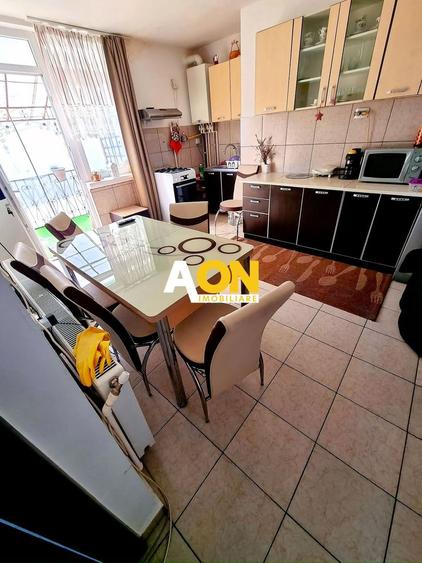 Casa 4 camere, 2 bai, 2 bucatarii, 1050 mp teren, zona Centru