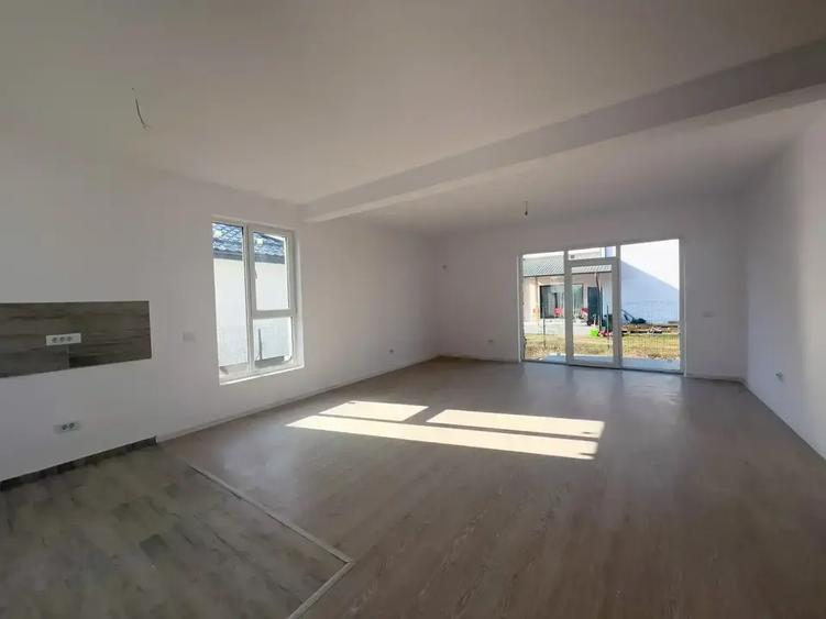 Casa De Vanzare 4 Camere | Finalizata | Curte Parcarea | Bariera