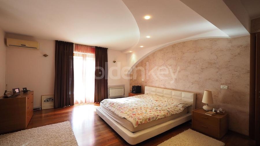 Vila cu 9 camere, 5 bai | D+P+1+M | 416mp teren
