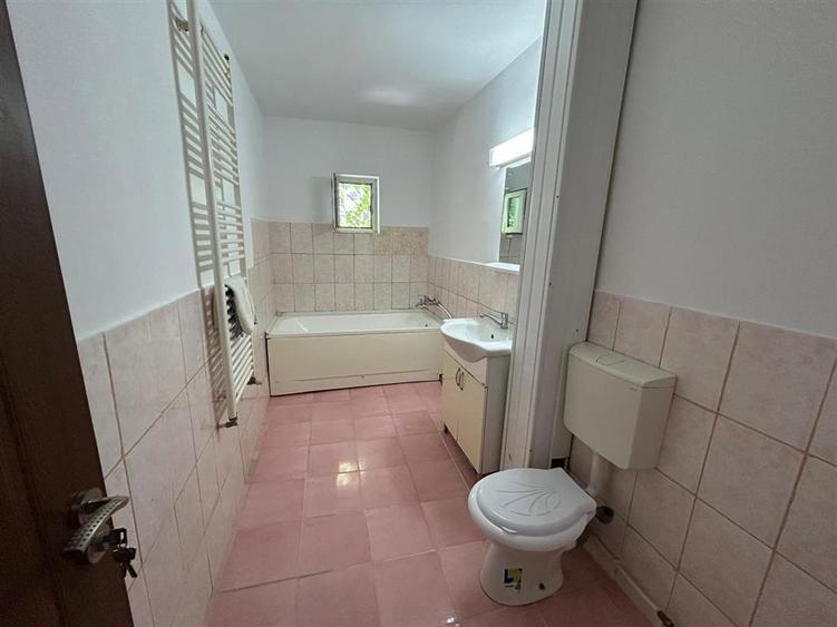 Apartament cu 3 camere de vanzare, zona Piata Moldovei