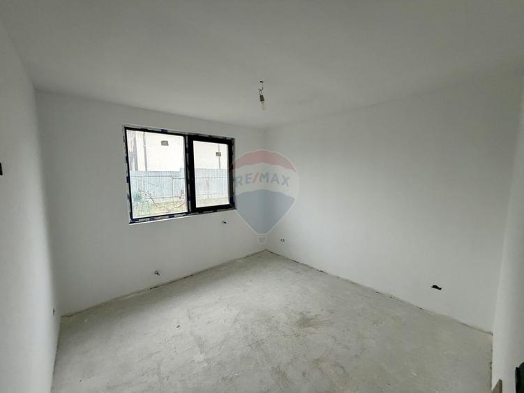 Casă cu 4 camere de vânzare
