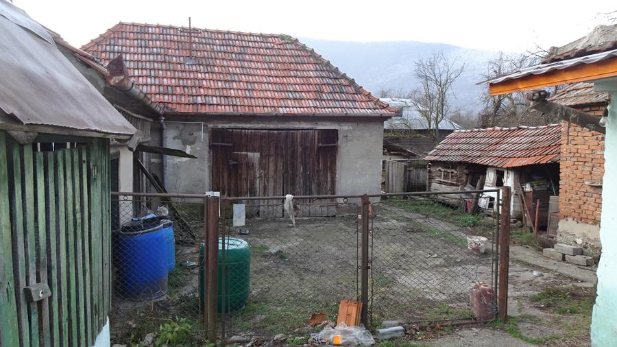Vand casa curte si gradina in Branisca (la 15 Km de Municipiul Deva),
