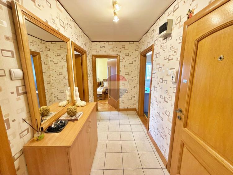 Apartament decomandat cu 3 camere, 2 balcoane și boxă