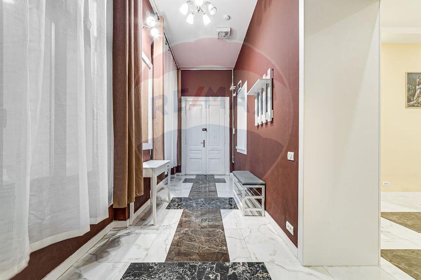 Apartament cu 3 camere pretebil pentru cabinet sau rezidential