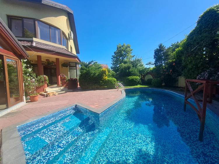 Casa individuala cu piscina. P+1+M. zona foarte buna