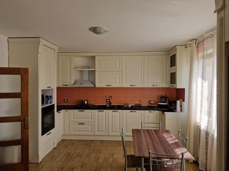 De Vanzare Casa Dumbraveni