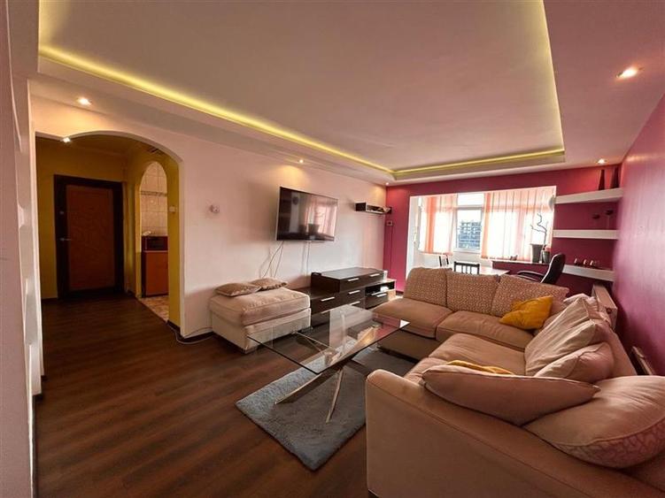 3 Camere decomandat zona GEPEX