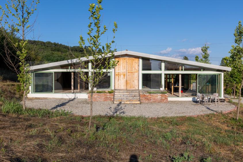 Pensiune 11 camere, cramă, terasă închisă, teren 15.073mp, zona Leamna