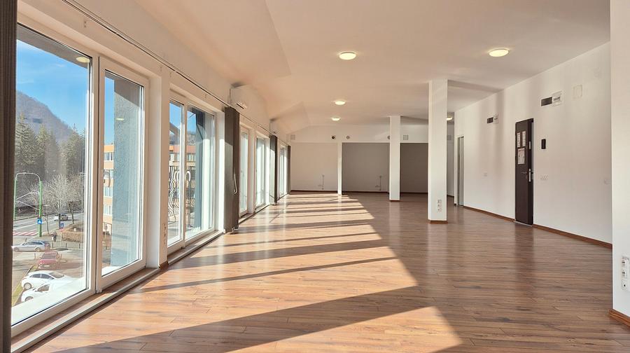 Spatiu comercial ideal pentru clinică medicală, birouri, activități similare.