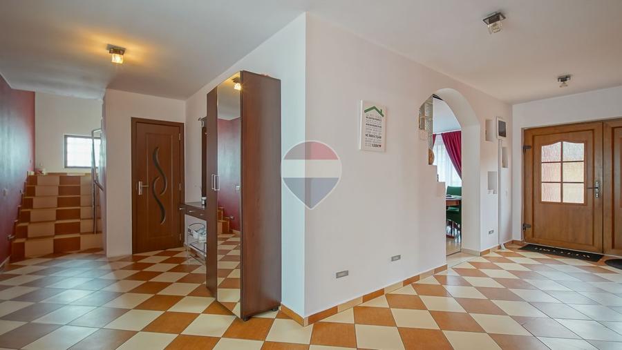 Casă cu garaj și panouri fotovoltaice – Codlea!