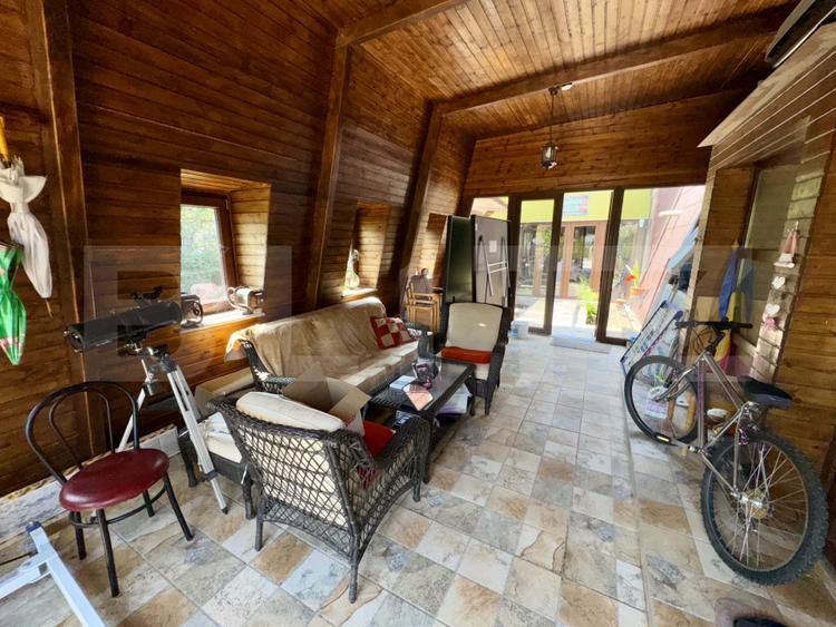 Casă de inchiriat, cu 4 dormitoare cu piscină, grătar, iaz și zonă de relaxare