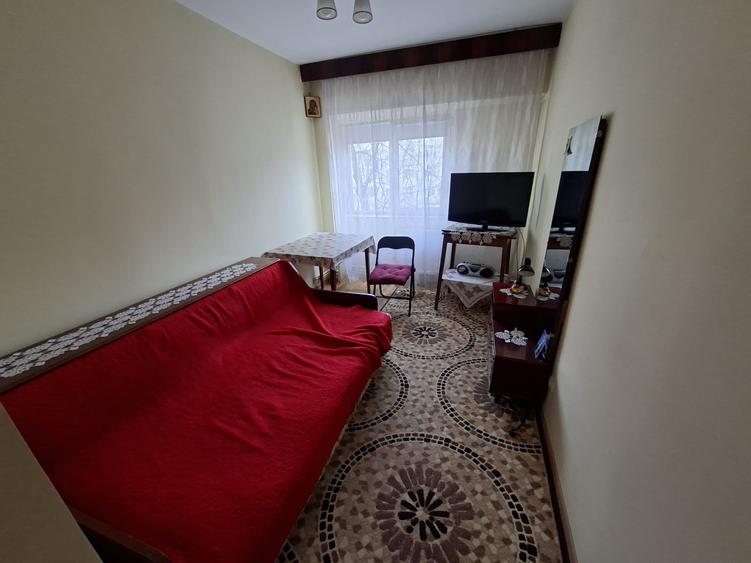 Apartament cu 4 camere, decomandat, etaj 2/4, zona Dacia