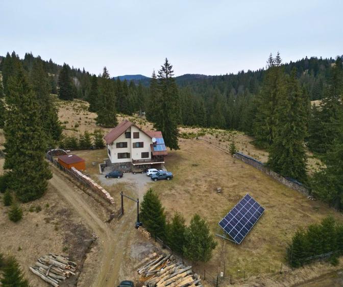 Vilă cu 10 camere P+2E+M 400 M² utili 2800 M² Teren Comandau