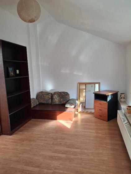 Apartament 4 camere, 2 dorm, sufragerie, birou, scara interioara, et.1 in vila